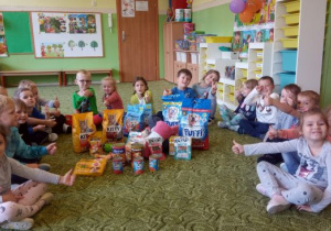 Dzieci z grupy 2 z darami dla Schroniska ,,Psiakowo i Spółka"