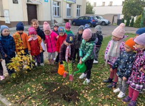 Sadzenie drzew w ramach Projektu ,,Piękna Nasza Polska Cała"