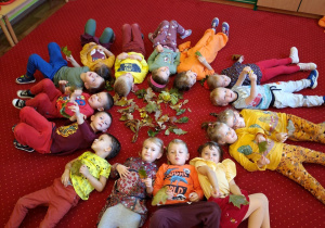 Dzieci z grupy 1 podczas zabawy z darami jesieni.