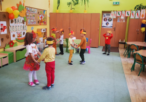 Dzieci z grupy 5 podczas tańca do jesiennego utworu.