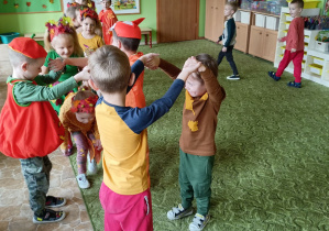 Dzieci z grupy 2 tańczą do piosenki ,,Jawor, jawor".