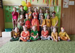 Wspólne zdjęcie dzieci z grupy 2 z balu jesieni.