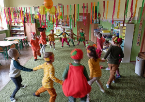 Dzieci z grupy 2 tańczą do piosenki pod tytułem ,,Jesień".