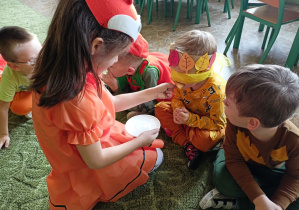 Dziecko z grupy 2 rozpoznaje dar jesieni po smaku i zapachu.