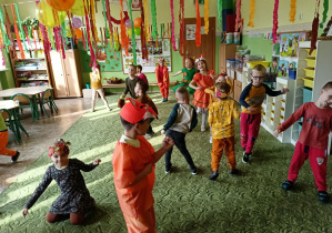 Taniec dzieci z grupy 2 do utworu jesiennego.