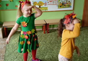Dzieci z grupy 2 tańczą do piosenki ,,Jagódki".