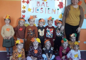 Wspólne zdjęcie dzieci z grupy 9 z ,,Balu Jesieni".