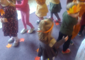 Taniec dzieci z grupy 9 do jesiennej piosenki.