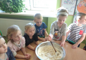 Dzieci z grupy 1 wyrabiają masę chlebową.