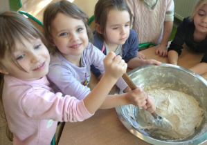 Dzieci z grupy 1 wyrabiają masę chlebową.