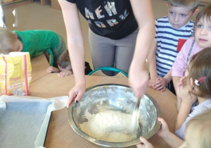Pani Joanna przekłada masę chlebową na blachę.