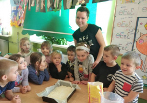 Wspólne zdjęcie dzieci z grupy 1 z Panią z wykonaną masą chlebową.