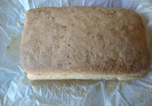 Zdjęcie przedstawia chleb wykonany przez dzieci z grupy 1 pod czujnym okiem Pani Joanny.