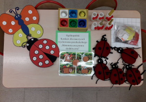 Zdjęcie przedstawia prace wykonane przez nauczycieli wychowania przedszkolnego w ramach Ogólnopolskiego konkursu "Matematyczna pomoc dydaktyczna"