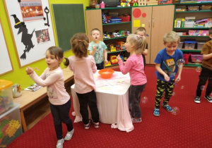 Dzieci z grupy 1 bawią się bańkami mydlanymi.