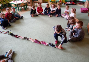 Dzieci z grupy 5 podczas ustawiania bucików.