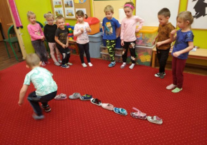 Dzieci z grupy 1 podczas ustawiania bucików.