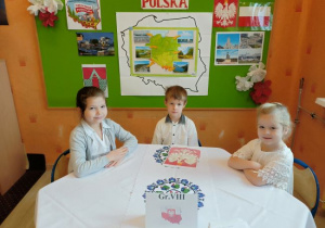 Dzieci z grupy 8 ułożyły godło Polski.