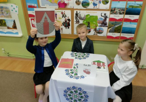 Dzieci z grupy 4 wybierają spośród trzech herbów, herb Aleksandrowa Łódzkiego.