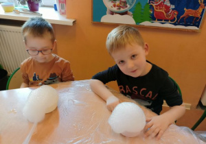 Dzieci z grupy 2 podczas zabaw z bańkami mydlanymi.
