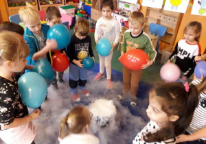 Dzieci z grupy 4 w zabawie z balonami w gęstej mgle.