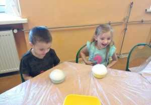 Dzieci z grupy 1 podczas zabaw z bańkami mydlanymi.
