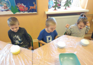 Dzieci z grupy 1 podczas zabaw z bańkami mydlanymi.