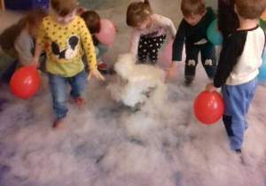 Dzieci z grupy 9 w zabawie z balonami w gęstej mgle.
