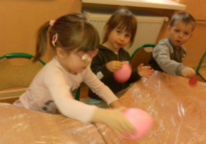 Dzieci z grupy 9 bawią się bańkami mydlanymi.