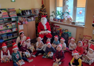 Dzieci z grupy 1 ze Świętym Mikołajem.