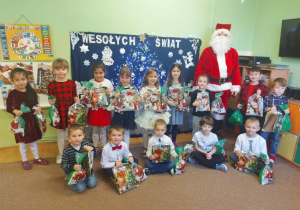 Dzieci z grupy 4 ze Świętym Mikołajem.