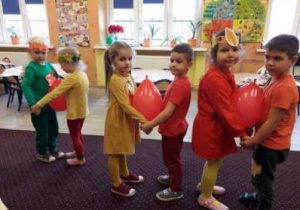 Dzieci z grupy 8 uczestniczą w zabawie ruchowej ,,Taniec z jabłkiem".