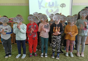 Dzieci z grupy 2 wykonały maskę głównego bohatera opowiadania - Kruka.