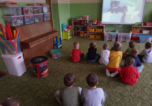 Dzieci z grupy 2 oglądają bajkę ,,Przygody kota Filemona".