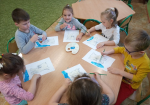 Dzieci z grupy 2 malują farbami kota Filemona.
