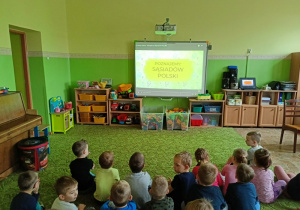 Dzieci z grupy 2 poznają sąsiadów Polski przy pomocy tablicy interaktywnej.