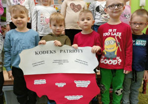 Dzieci z grupy 2 wykonały ,,Kodeks patrioty".