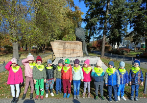 Dzieci z grupy 2 przy pomniku Rafała Bratoszewskiego.