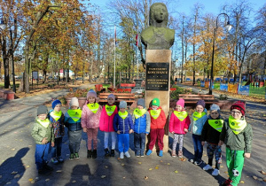 Dzieci z grupy 2 przy pomniku Tadeusza Kościuszki.