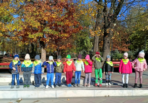 Dzieci z grupy 2 przy fontannach.