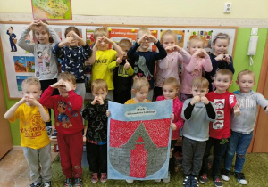 Wspólne zdjęcie dzieci z grupy 2 z wykonanym herbem Aleksandrowa Łódzkiego.