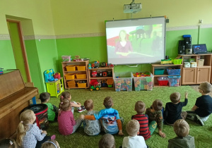 Dzieci z grupy 2 podczas oglądania filmu w języku angielskim.