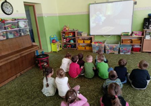 Na zdjęciu przedstawiono dzieci z grupy 2 oglądające dobranockę ,,Miś Uszatek".