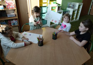 Dzieci z grupy 2 wykonują pracę plastyczną w grupach.