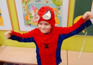 Chłopiec z grupy 1 przebrany za "Spider - Man"