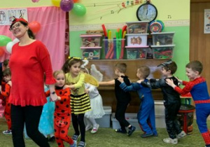 Dzieci z grupy 2 podczas tańca.
