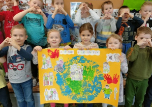 Wspólne zdjęcie dzieci z grupy 2 z wykonanym plakatem.