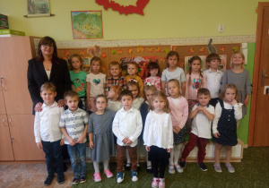 Zdjęcie dzieci z grupy 2 wraz z wychowawczynią.