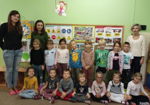 Na zdjęciu uwieczniono trzy Panie nauczycielki: E.Janicką, B.Dąbek, nauczyciela wspierającego A.Podlewską wraz z dziećmi.