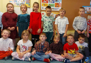 Wspólne zdjęcie dzieci z grupy 4.